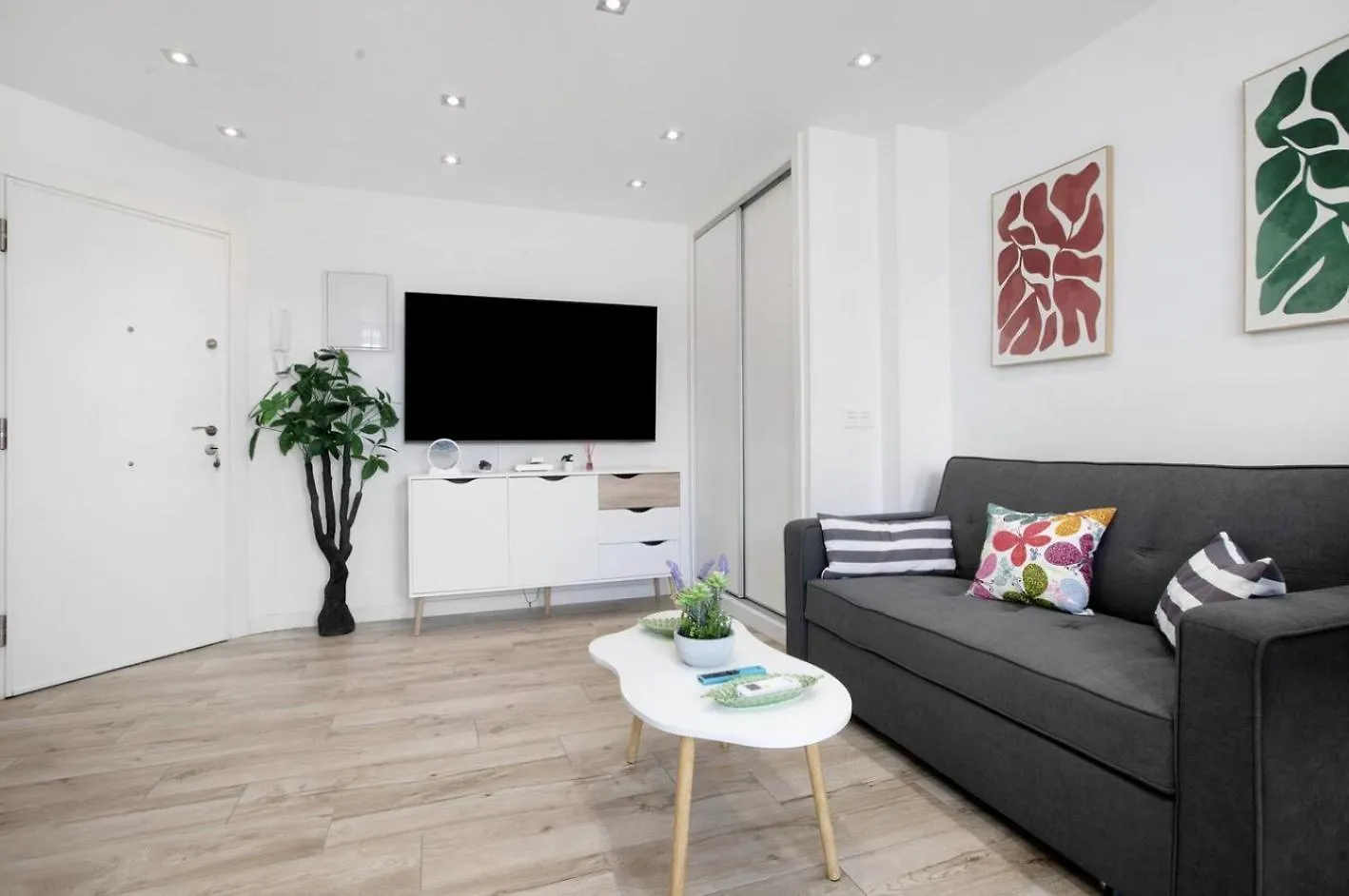 Sunny Apartment New In The Center contacts